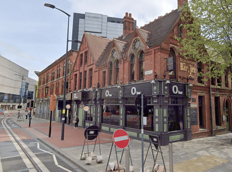 This informal nightspot offers great cocktails as well as pub grub while you listen to the latest beats by DJs.