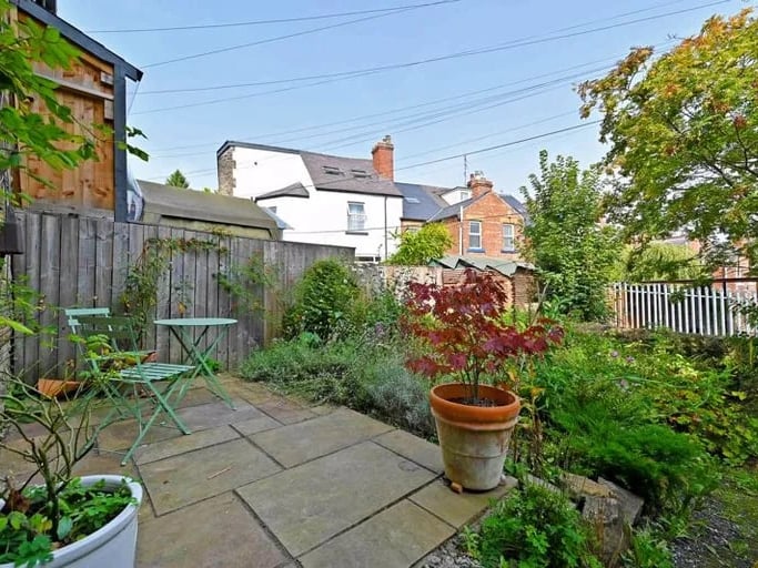 The rear garden is very green. (Photo courtesy of Zoopla)