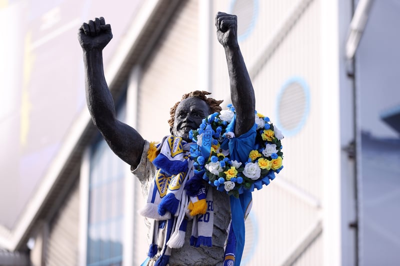 Billy Bremner is always dressed to the nines with scarves and all Leeds United fans have surely grabbed a photo with the legend.