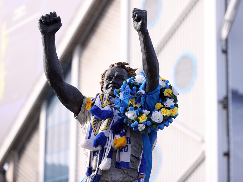 Billy Bremner is always dressed to the nines with scarves and all Leeds United fans have surely grabbed a photo with the legend.