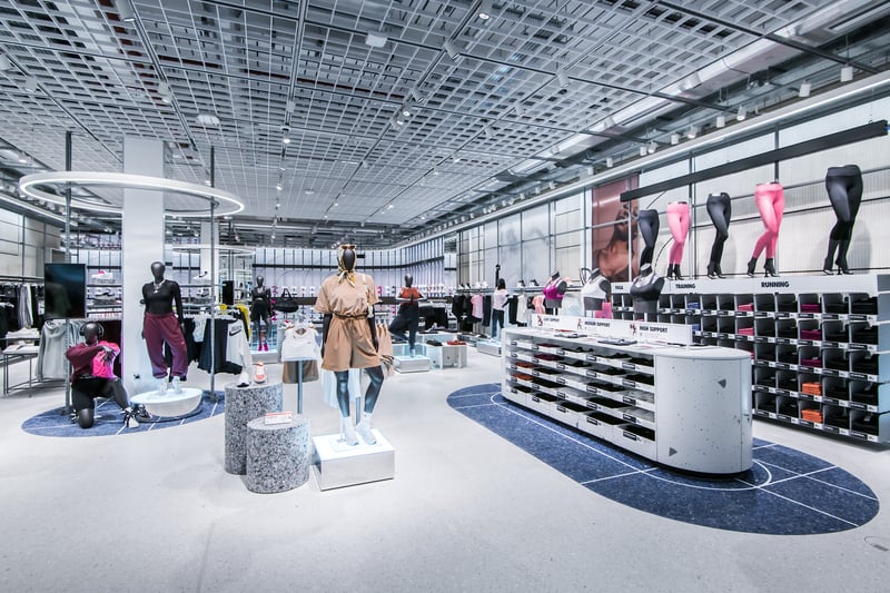 The UK’s second ever ‘Nike Rise’ concept store and the first outside of London is coming to the Bullring. The new store will take a 13,000sq ft unit on Rotunda Square near to the iconic Bull when it opens in winter 2023. The concept, which recently launched across Asia and the US, will bring accessible in-store tech to its customers and feature several data-driven elements that are specifically tailored to be unique to its location to help shoppers make informed purchasing decisions.