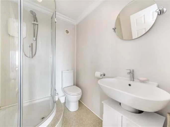 This shower room is found in the nearby garden flat. (Photo courtesy of Zoopla)