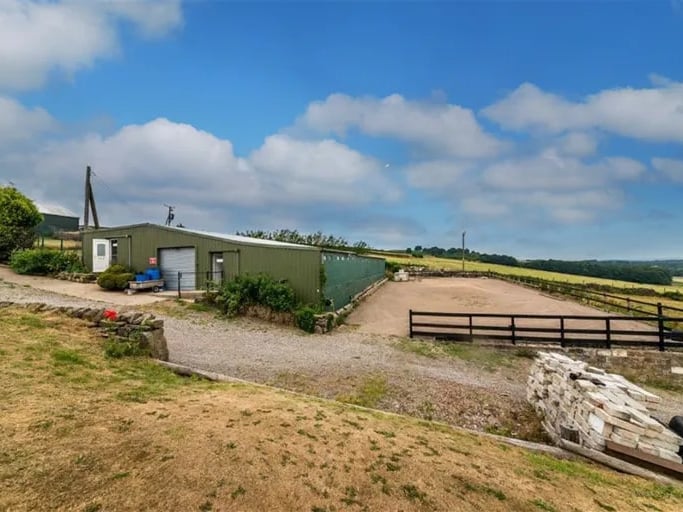 The property comes with a stables, tack room, cattery and dog kennels. (Photo courtesy of Zoopla)
