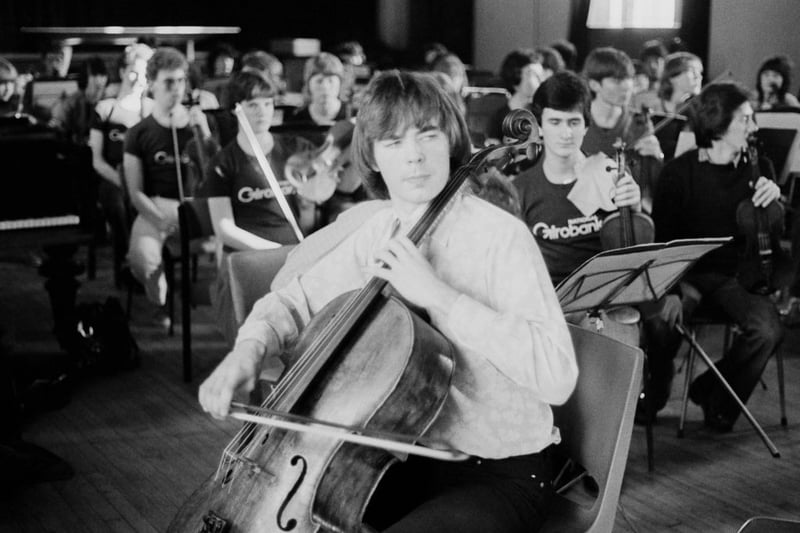 British cellist, conductor and the principal of the Royal Birmingham Conservatoir Julian Lloyd Webber, UK, 31st January 1980. (Photo by Aubrey Hart/Evening Standard/Hulton Archive/Getty Images)