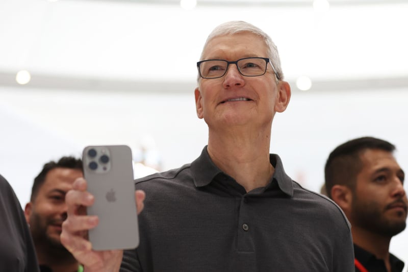 In fifth place, we find Tim Cook of Apple, whose yearly bonus averages $43.9 million (£35.48 million). In 2022, Tim was awarded $82 million in stocks, which means that for every dollar the average Apple employee earned that year, their CEO took home $982 in stock bonuses. Though Tim was also awarded a $12 million cash bonus, Apple heavily leans on stock awards for executive bonuses, ensuring that CEO interests align with those of the shareholders.