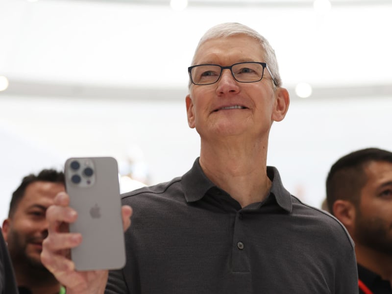 In fifth place, we find Tim Cook of Apple, whose yearly bonus averages $43.9 million (£35.48 million). In 2022, Tim was awarded $82 million in stocks, which means that for every dollar the average Apple employee earned that year, their CEO took home $982 in stock bonuses. Though Tim was also awarded a $12 million cash bonus, Apple heavily leans on stock awards for executive bonuses, ensuring that CEO interests align with those of the shareholders.