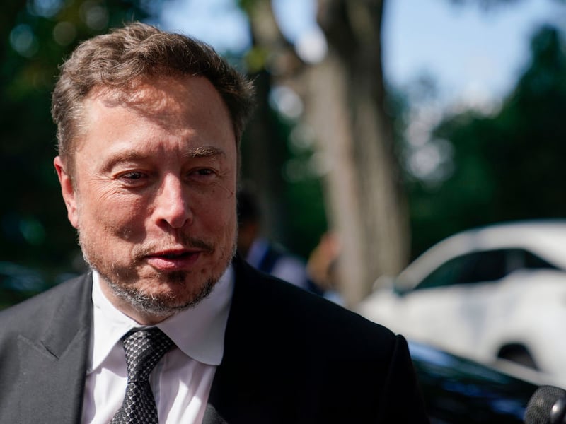 The CEO with the most impressive average yearly bonus is Elon Musk of Tesla. Musk's average yearly bonus stands at an impressive $456.7 million (£369.09 million). A significant chunk of this average was influenced by a massive one-time stock option bonus of $2.23 billion in 2018, the largest ever given to a CEO. If Elon Musk had received this monumental bonus today, it would equate to the Tesla CEO taking home $67,011 for every $1 earned by his median-paid employees. While his substantial earnings are closely tied to performance-based stock options, this direct comparison highlights the significant wage disparity within the company's leadership.