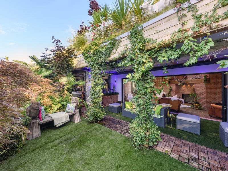 The outside space is giving Love Island...