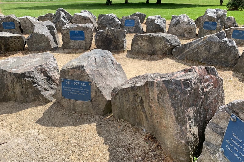 This feature traces important historical events up to the
present time. The rocks within the time spiral are ancient
Scottish gneiss (metaphoric rock) representing some
of the oldest rocks in Britain.
