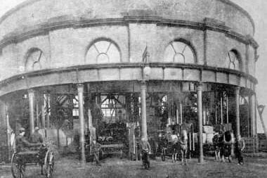 If you have visited the OVO Hydro or SEC you will have noticed two large dome structures that were built in the late 18th century linking Finnieston to Govan, giving access to horse-drawn vehicles and pedestrians with traffic being visible here in 1896. 