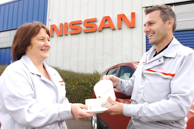Nissan workers Michelle Hill and Martin Abele share a cuppa in 2009.