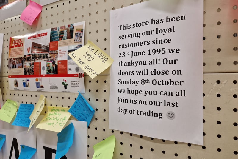 A sign by the entrance encouraging customers to write a farewell note to the retailer.