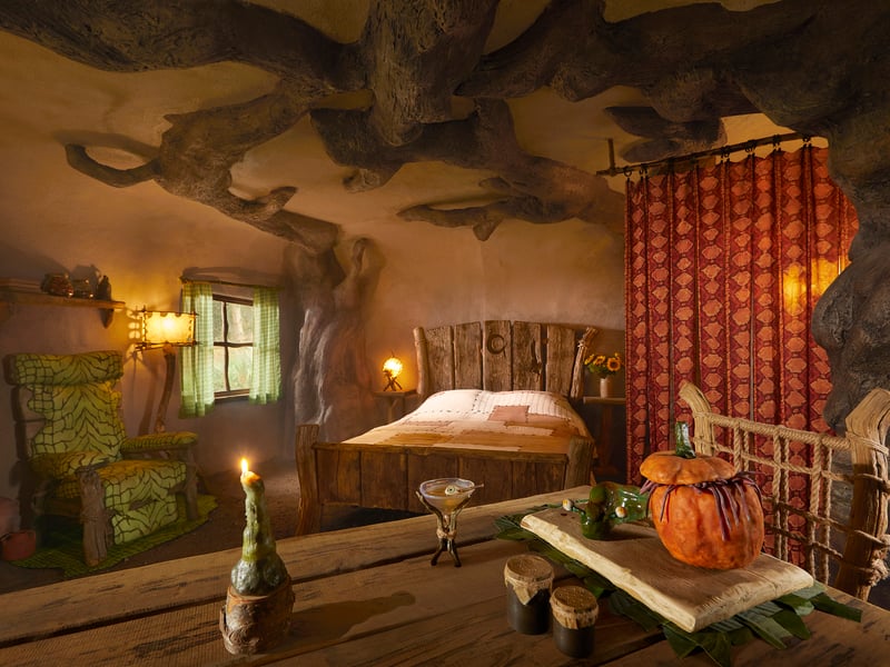 Guests can relax in the ambiance of “earwax candlelight”