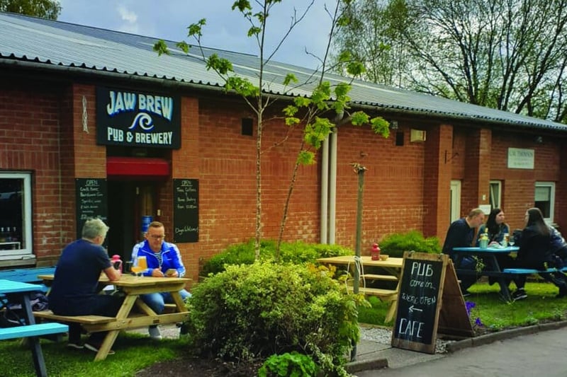 “This two-room micropub opened in 2019 as Jaw Brew’s
brewery tap. The interior has a rustic feel, with wooden
tables and free-standing chairs. As well the cask ales there are four keg beers on tap.” 26 Crossveggate, Milngavie. 