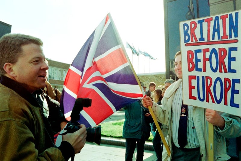 Protesters to the Maastricht Treaty wait for the arrival of European Council delegates at the one day meeting in Birmingham on October 16, 1992. (Photo by Joel ROBINE / AFP)        (Photo credit should read JOEL ROBINE/AFP via Getty Images)