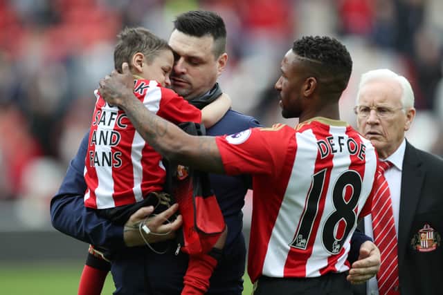 Jermain Defoe of Sunderland hands Bradley Lowery back to his Dad Carl Lowery prior to the Premier League match between Sunderland and Swansea City at Stadium of Light on May 13, 2017 in Sunderland, England.  (Photo by Ian MacNicol/Getty Images)