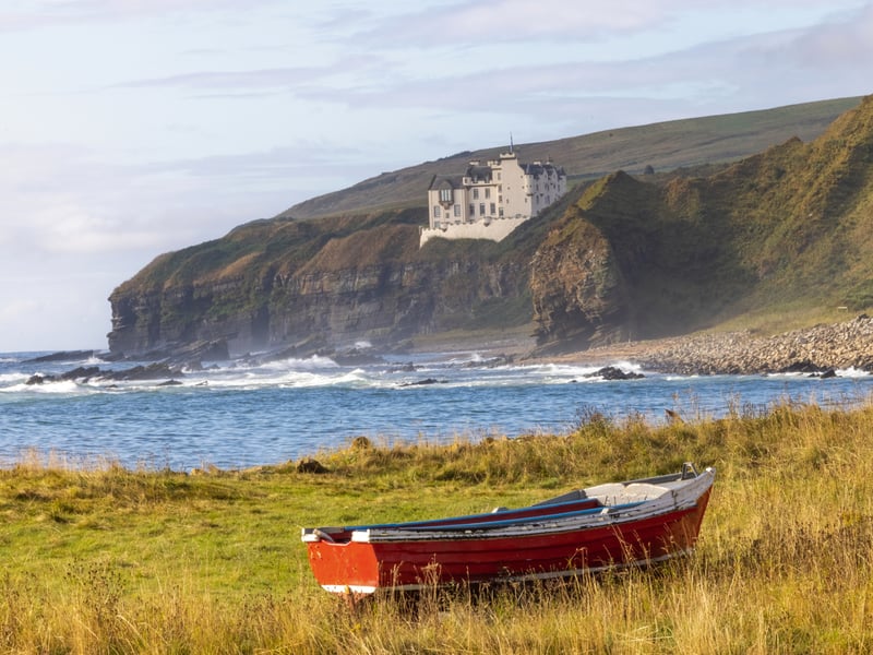 Dunbeath Castle can be found on the east coast of Caithness in Northern Scotland. The building is a 17th century tower house and it was founded by the Crichtons. Expressed in Gaelic the name becomes “Dùn Beithe” which means “Birch Fort”.