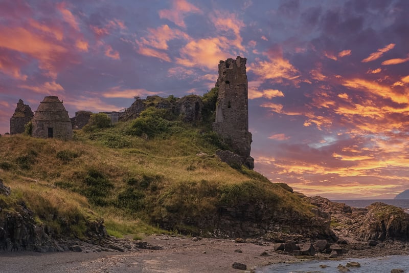 You will find Dunure Castle on the Scottish west coast in South Ayrshire, approximately five miles to the south of Ayr. The existing remains of the castle date back to the 15th and 16th centuries. In Scottish Gaelic the name is “Dùn Iùbhair” which means “Yew Hill”. The site dates from the late 13th century; the earliest charter for the lands dating from 1256, but the remains of the building are of 15th- and 16th-century origin.