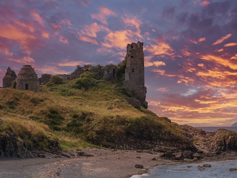 You will find Dunure Castle on the Scottish west coast in South Ayrshire, approximately five miles to the south of Ayr. The existing remains of the castle date back to the 15th and 16th centuries. In Scottish Gaelic the name is “Dùn Iùbhair” which means “Yew Hill”.