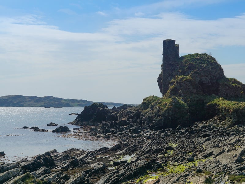 Dunyvaig Castle rests on the south side of Islay on the shore of Lagavulin Bay. Although the earliest fortification of the site is tied to the iron age, the building is generally described as a “much-ruined” 13th century castle. In Gaelic the name is said to come from “Dùn Naomhaig” which translates to “fort of the galleys” but there are several interpretations of the name.
