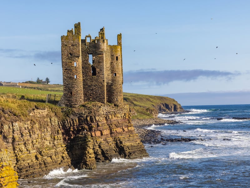 The tower house overlooks Sinclair Bay and can be found near John O’Groats. It dates back to around 1755 but unfortunately it now exists as a ruin and is not stable. There have been many theories behind the name “Keiss” and some etymologists link it to Old Norse terms for “ridge” or “gravelly bank”.