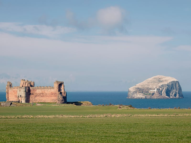 Nestled on the cliffs that look out to Bass Rock, Tantallon Castle is five kilometres east of North Berwick in East Lothian. It was constructed in the mid 14th century by William Douglas, 1st Earl of Douglas. Some sources connect its name to an early Brythonic phrase “din talgwn” which means “high fronted fortress”.