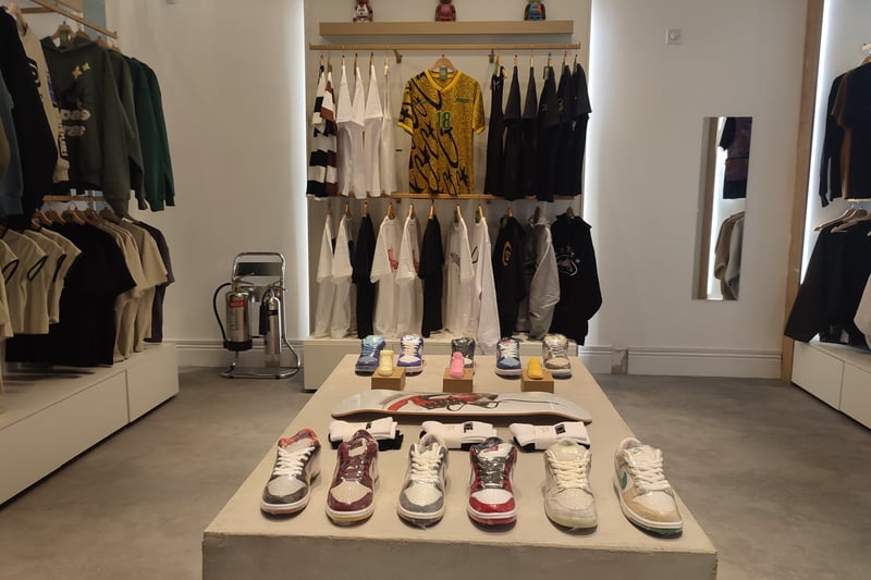 It is an excellent curation of fashionable objects that is also considerate for shoppers. People can easily navigate the spacious shop and enjoy the chilled atmosphere at 1NE Derbion.