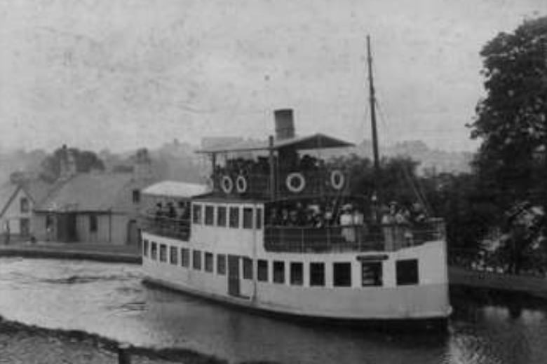 The SS ‘Gipsy Queen’, at Hillhead, Kirkintilloch. A Paisley-built ‘pleasure steamer’ operated by James Aitken and later his son George. The local family business ran a total of five steamers on the canal over the years - most famously the ‘May Queen’ (1903-1912) and the ‘Gipsy Queen’ (1905-1939).