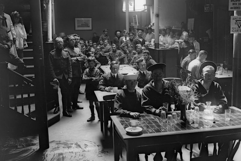 Newly arrived US troops in the YMCA canteen, Liverpool, in September 1918. 