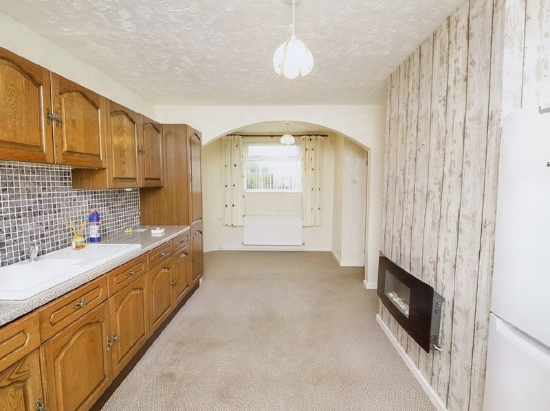 The kitchen and dining room benefits from a fire plce on the inside wall. (Photos courtesy of Zoopla)