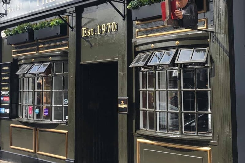 If you are looking for a cosy spot to head to on Byres Road, looking no further than The Aragon which a traditional bar offering first class hospitality. 