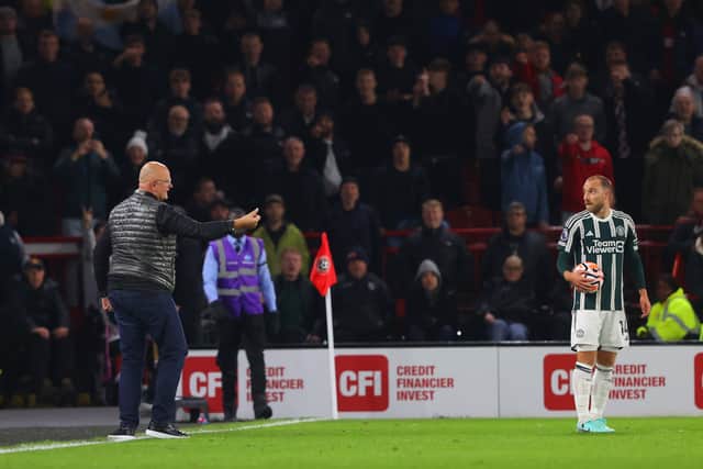 A Sheffield United fan confronts Man United’s stars on the touchline 