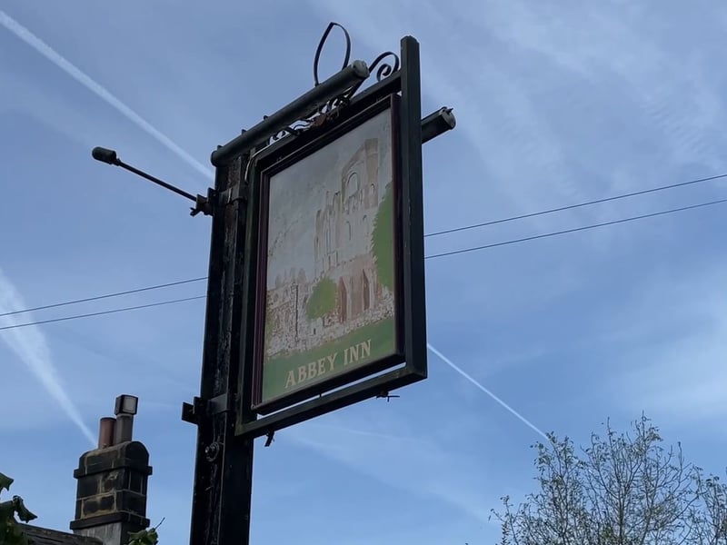 This pub's dark history as a mortuary makes it a paranormal hotspot. Unexplained phenomena include barstools moving, beer taps turning on, and disembodied laughter from the cellar. A grey lady, a cloaked figure, and a man in a Guy Fawkes-style hat have all been sighted.