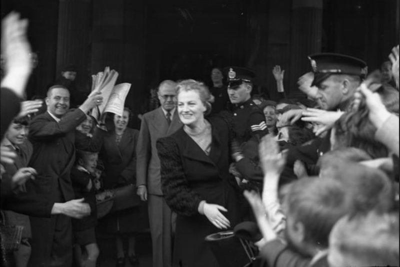 Gracie Fields gets a fantastic response on a visit to the area in 1941. Photo: Sunderland Echo 