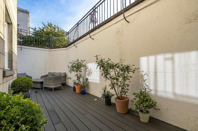 Outside is the south-facing L-shaped terrace. With its composite decking, this space offers easy maintenance and serves as a delightful area to unwind and bask in the sunshine. 