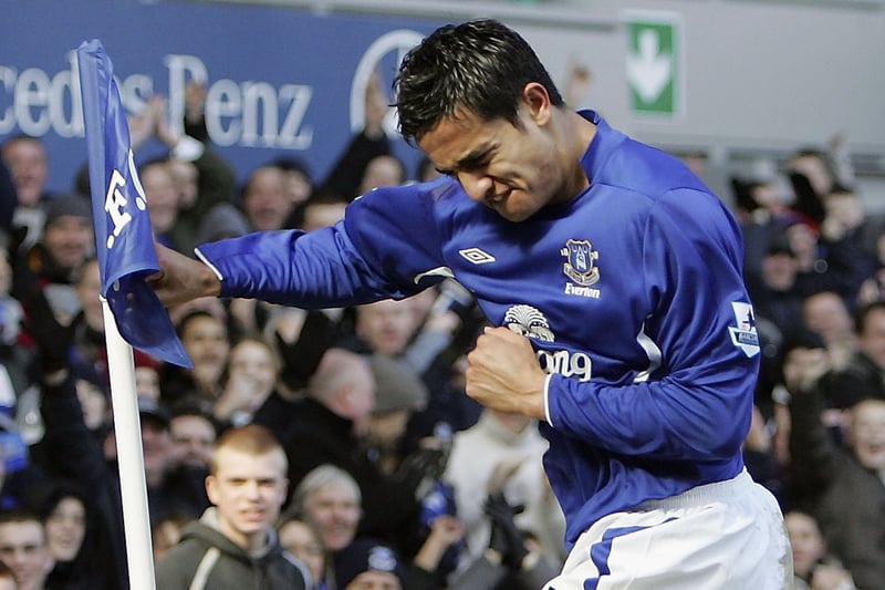 Cahill was a brilliant second-striker during his time at the club and was an absolute bargain at £1.5m. He produced plenty of great moments such as brilliant headers, overhead kicks and unforgettable goals, but perhaps he was most known for his celebration, which saw him run to the corner flag after scoring to throw a few boxing combinations on the nearest corner flag.