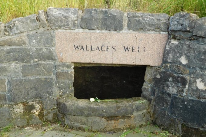 Wallace’s Well can be found in the north of Glasgow with the site being known as the place where William Wallace took his final drink before being captured after he was betrayed by the Earl of Menteith. 