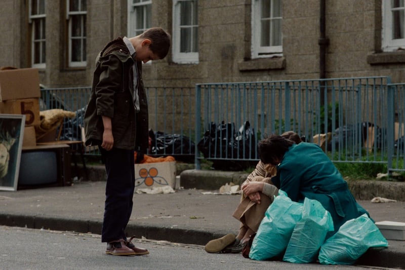 Ratcatcher is based in Glasgow during the summer of 1973 and follows the life of a naïve youngster James 