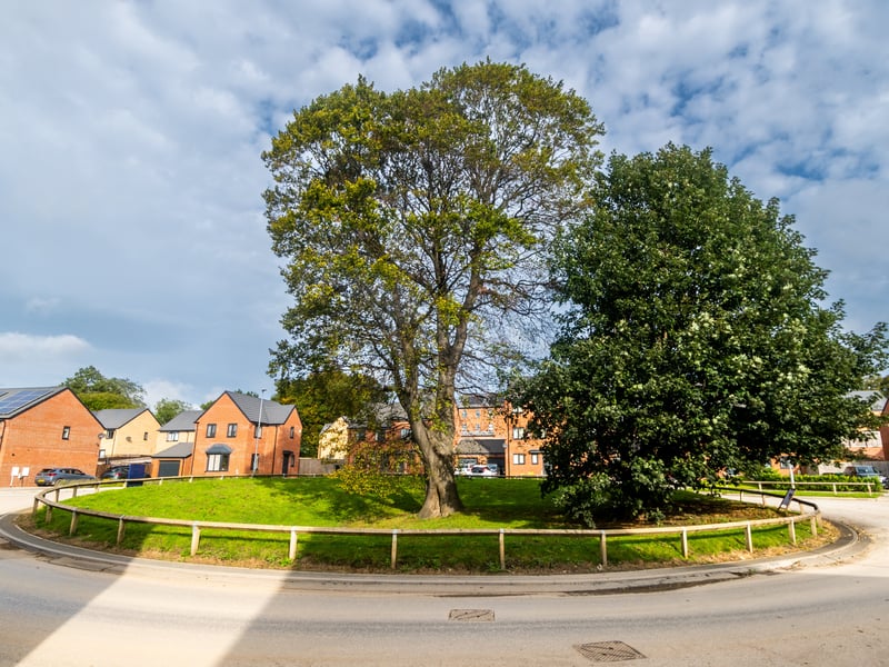 "Open spaces and walkways are located throughout the development and excellent commuter links make it easy to access the city centre and major routes, including the M1."