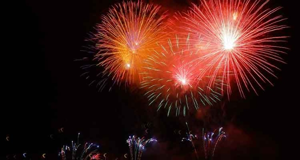 The Troon Round Table organises this large coastal event, which features a beachside setting for the fireworks alongside a fun fair. The fair opens at 4:00 PM, continuing until 9:30 PM, with the main fireworks spectacle scheduled for 7:30 PM over the Firth of Clyde. 🗺️ Barassie Beach Front, North Shore, Troon KA10 6RF
