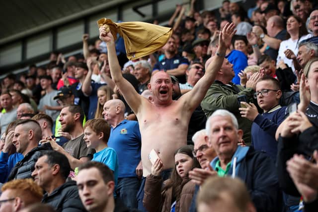 Average away attendance: 980.