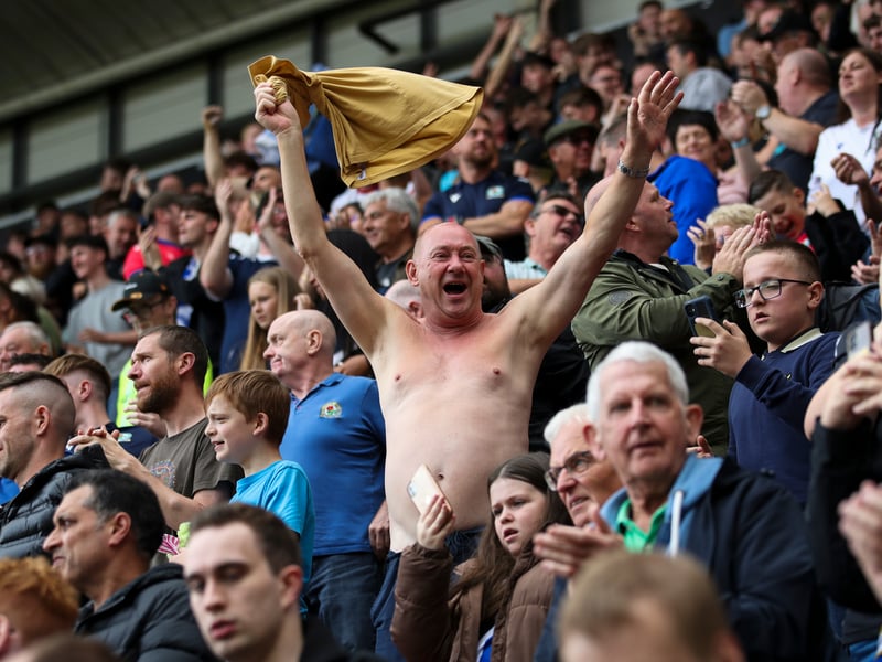 Average away attendance: 980.
