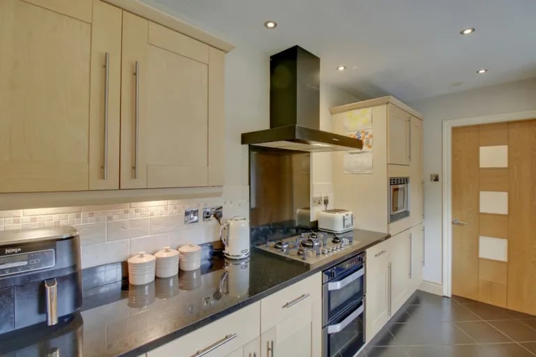 It has integrated appliances including oven, hob and extractor.