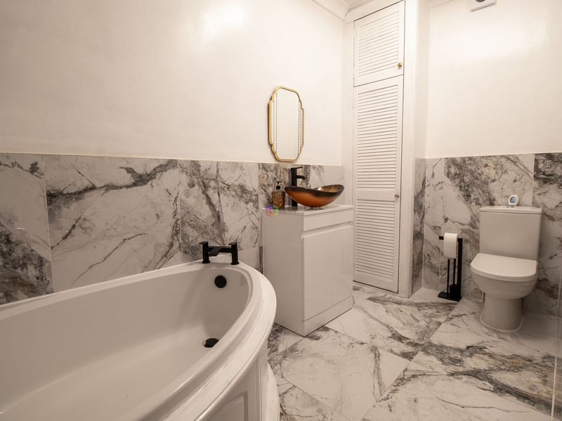 The estate agents, Butlers, love this modern bathroom, calling it "luxurious" and perfect for moments of relaxation at the end of a long day. (Photo courtesy of Zoopla)