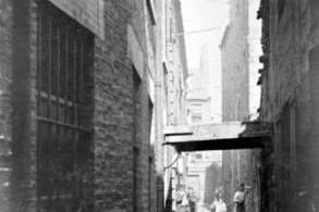 Children playing in a lane off 29 Gallowgate