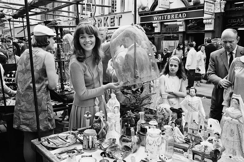 Portobello Road Market draws thousands of tourists each year. The main market day for antiques is Saturday, the only day when all five sections are opened.
