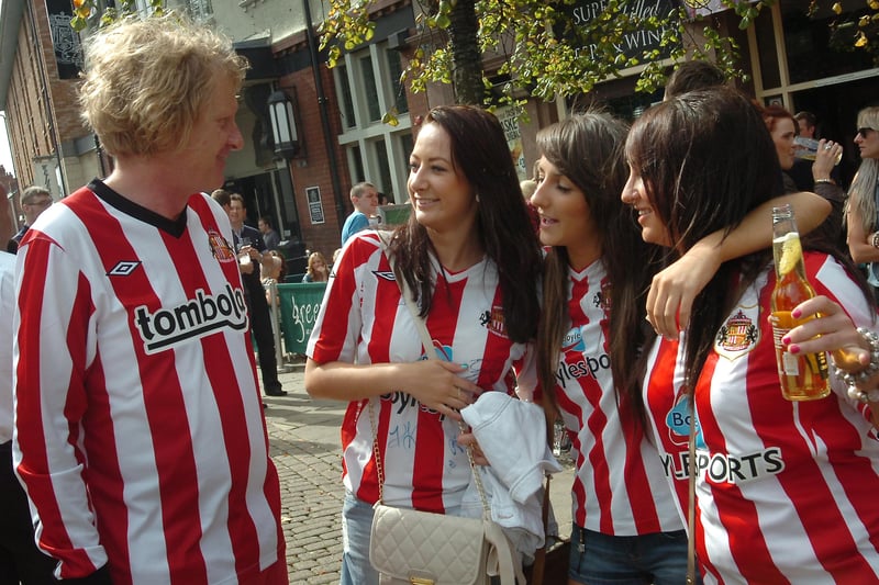 Black Cats fans have a chat with Grayson Perry outside the pub 12 years ago.