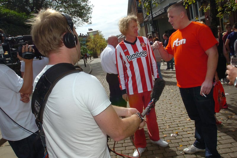Grayson Perry talking to Sunderland fan Stephen Henzel outside Greens in 2011.