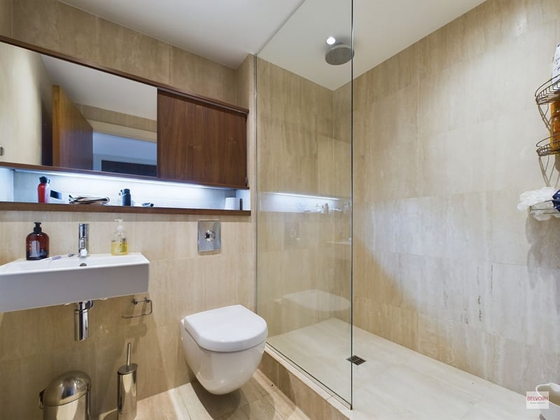 The en-suite features a shower, sink and toilet. (Photo courtesy of Zoopla)