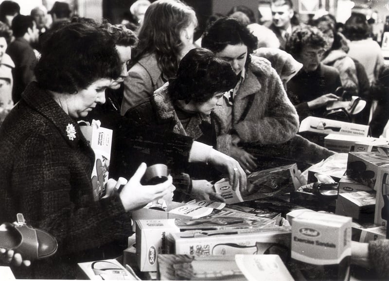 Bargain Hunters at the Christmas sales in Sheffield in December 1975